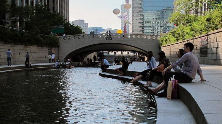 Cheonggyecheon, Seul. © Carlos Felipe Pardo, via Flickr. Licença CC BY 2.0