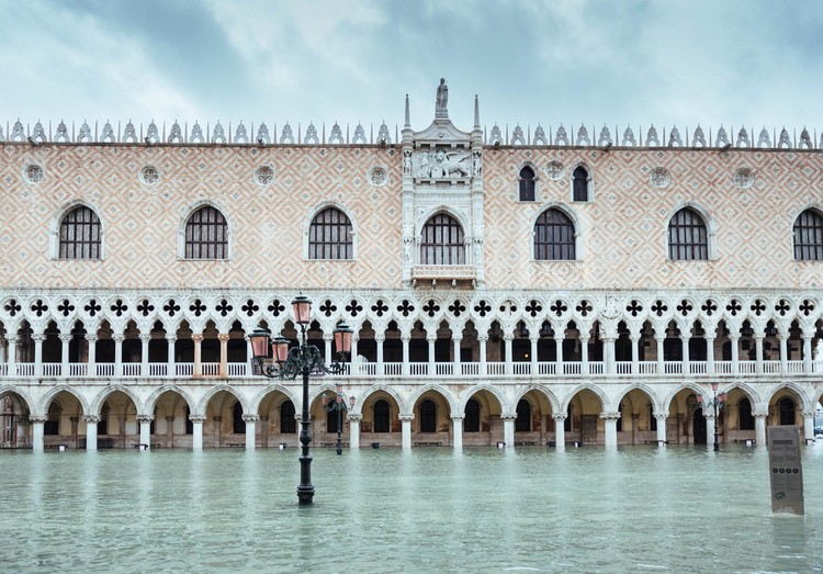 Inundações na Praça de São Marcos, Veneza. Imagem via Shutterstock