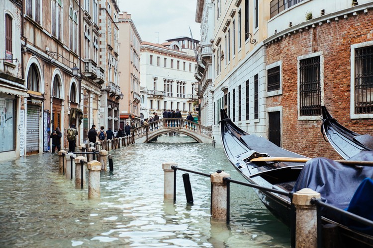 Becos inundados em Veneza. Imagem via Shutterstock