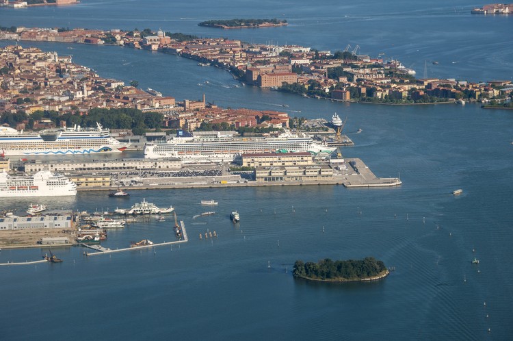 Porto em Veneza. Imagem via Shutterstock